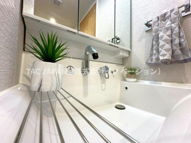 ダイアパレス西巣鴨Ⅱの洗面所|【清潔感ある洗面ユニット】
つなぎ目が無くお手入れ楽々シームレス洗面ユニット