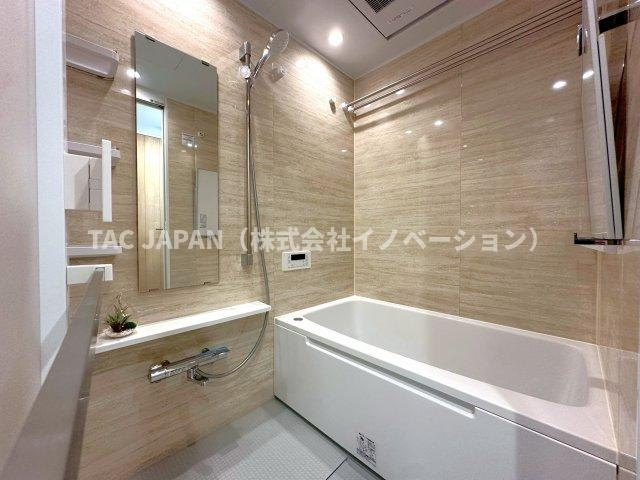 ダイアパレス西巣鴨Ⅱの浴室|ワンタッチでお湯張りや追炊ができるオートバスと足を伸ばせる浴槽で24時間いつでも快適にリフレッシュできる新品浴室。雨のお洗濯や日頃のメンテナンスなどに役立つ浴室換気乾燥機完備。