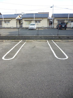 【駐車場】 | エステート　ユリA | カースペースがあります