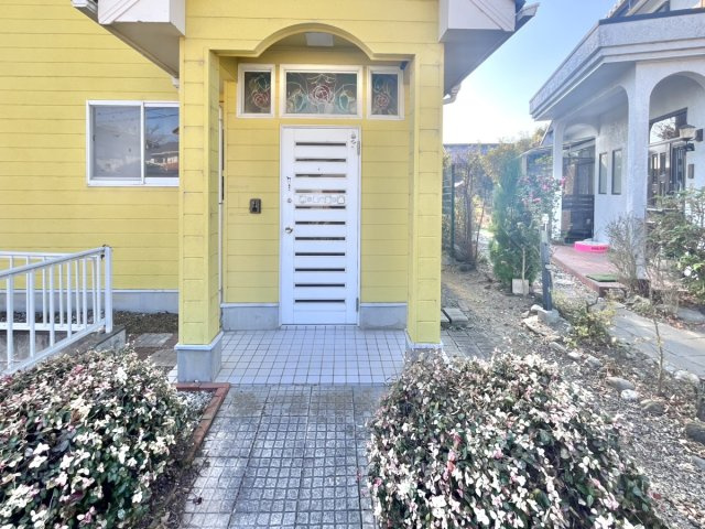 【中古戸建】佐波郡玉村町大字下之宮の庭|■玄関｜屋根付きの玄関ドア☆雨が降っても安心です！