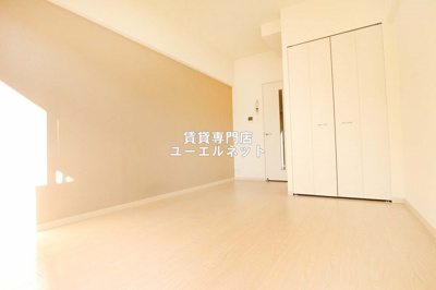 【寝室】 | アリビオ千里豊津 | 明るく開放感のある居室で、自分だけのくつろぎ空間を。