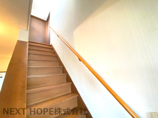 【内装】 | 豊能町希望ヶ丘5丁目中古戸建 | ２階への階段です♪手すり付きでお子様も安心・安全に昇り降りができます！！