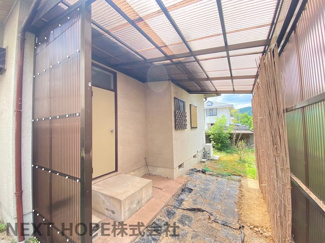 【その他】 | 豊能町希望ヶ丘5丁目中古戸建 | キッチン勝手口の外です♪屋根も有り、お洗濯物を干したり、ゴミ箱を設置しても良いですね(^^)