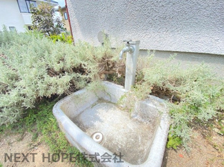 【その他】 | 豊能町希望ヶ丘5丁目中古戸建 | お庭部分には水栓が設けられております♪植木の水やりや靴などを洗ったりもできます！