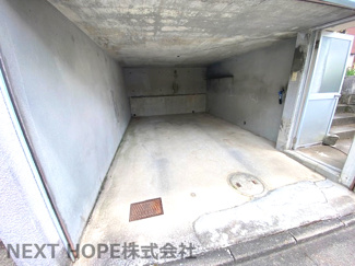 【駐車場】 | 豊能町希望ヶ丘5丁目中古戸建 | シャッター付きの掘り込み駐車場です♪中に水栓も有り、軽い洗車ならこちらでできます(^^)大切な自動車を雨・風から守ってくれます！防犯面も安心ですね(^^)