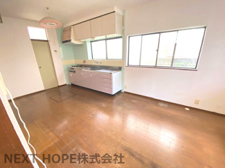 【キッチン】 | 豊能町希望ヶ丘5丁目中古戸建 | 明るいキッチンです♪キッチン横には勝手口があり、外へ出れます！お洗濯物を干したり取り込んだり、ゴミ捨ての時も大変重宝します！！