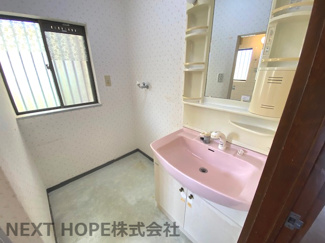 【独立洗面台】 | 豊能町希望ヶ丘5丁目中古戸建 | 洗面化粧台です♪シャワー水栓で使い勝手も良いです！洗面室内には室内洗濯機置き場もございます(^^)