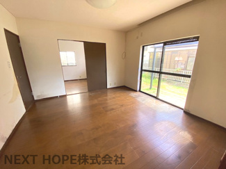 【居間・リビング】 | 豊能町希望ヶ丘5丁目中古戸建 | リビングに隣接した洋室約８帖です♪約18帖のLDKとしても使用可能です！休日もご家族でゆっくり過ごせる空間です！！掃き出し窓からは南庭が見え癒しの空間です(^^)