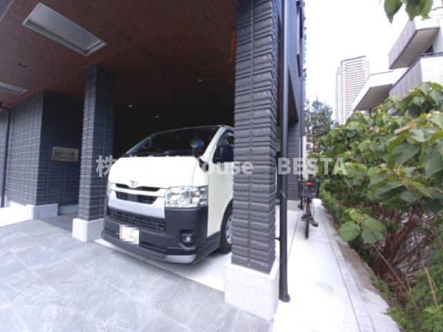 ホワイトメゾン御影中町の駐車場