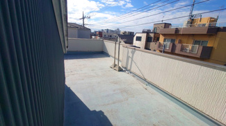 【バルコニー】 | 八千代市八千代台東　中古戸建　【京成本線 八千代台駅】 | 「青空と街並みを一望できるスカイバルコニー。家族の憩いの場やホームパーティにも最適です。」
