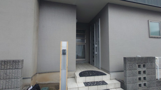 【玄関】 | 八千代市八千代台東　中古戸建　【京成本線 八千代台駅】 | 清潔感溢れる玄関がお出迎えする本邸宅の物語は、ここからは始まる日常を期待させます。おでかけの時も帰った時も、「我が家」を最初に感じてもらえる素敵な空間に。生活する側に立って設計した工夫を感じます！！！