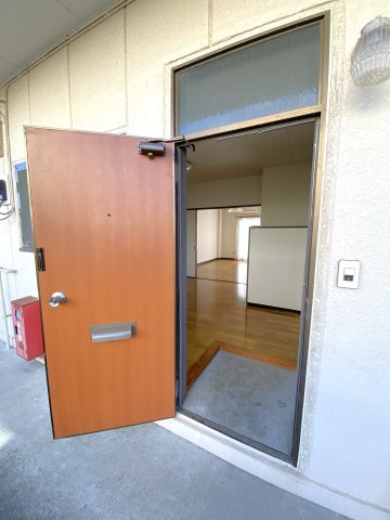 ケイナンマンションの玄関