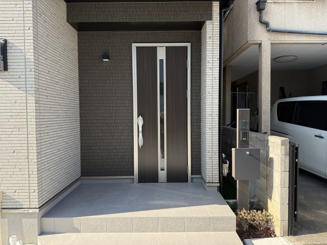 大久保町西島　新築戸建の玄関