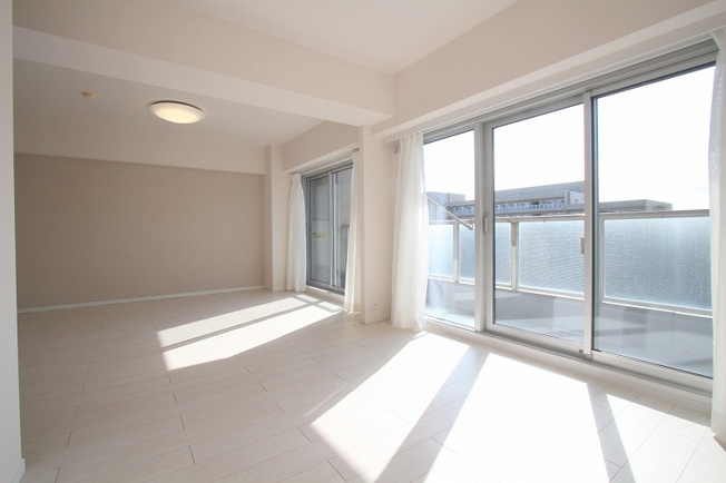 【居間・リビング】 | シーアイハイツ和光E棟（朝霞店） | 2026年1月19日撮影/ゆったりとした約19.5帖のリビング。南側大きな窓から暖かい陽ざしがたっぷり入ります。