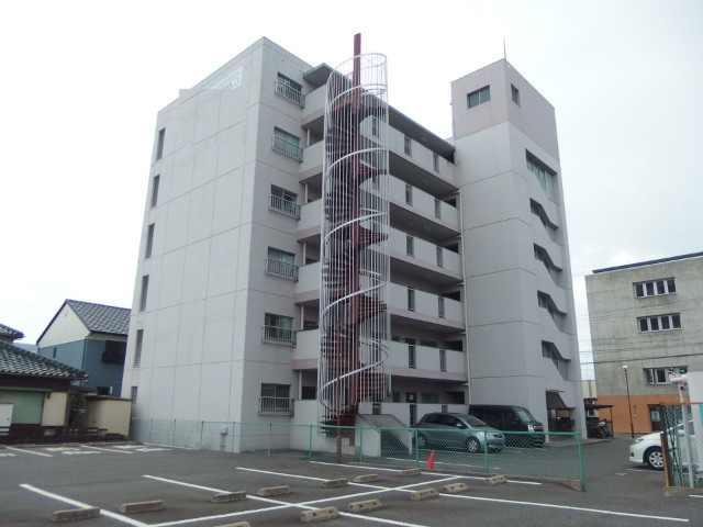 グランドール日名南の外観