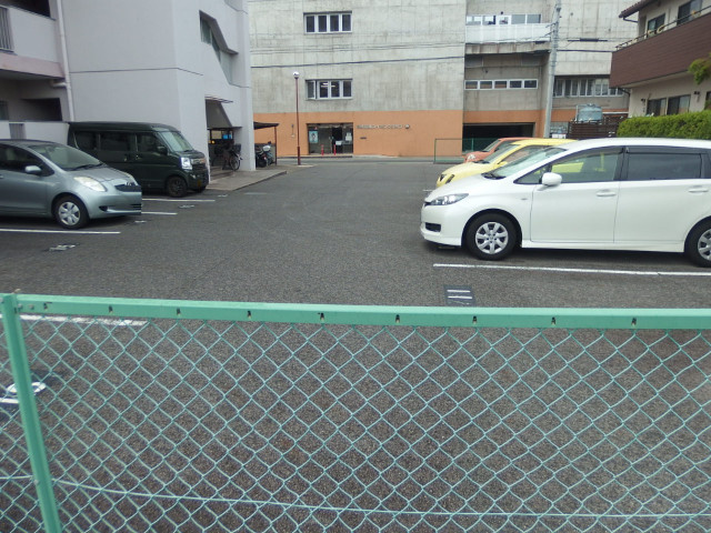 グランドール日名南の駐車場