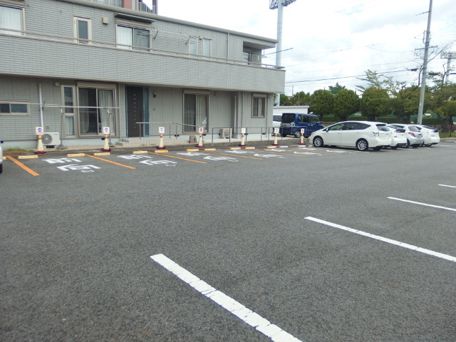グランドール日名南の駐車場