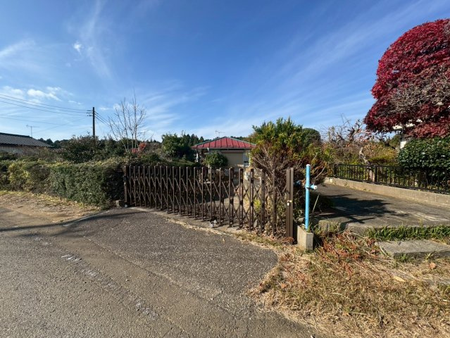 鹿嶋市大字志崎　中古戸建の前面道路含む現地写真