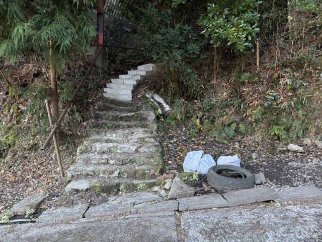 下田市　笹峯台の外観|右の砂利スペースを整備すれば軽自動車なら停められそう。階段先が玄関。
