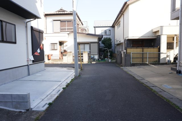 越谷市蒲生東町 新築分譲住宅の前面道路含む現地写真