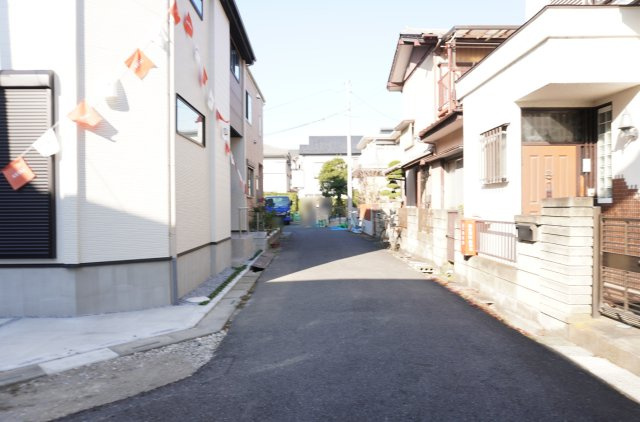 越谷市蒲生東町 新築分譲住宅の前面道路含む現地写真