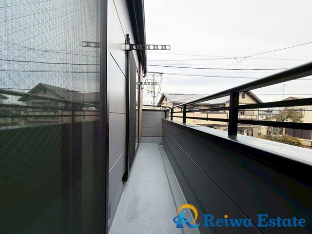 新築戸建　茅ヶ崎市今宿のバルコニー|2部屋から行き来できるゆとりの広さがございます♪