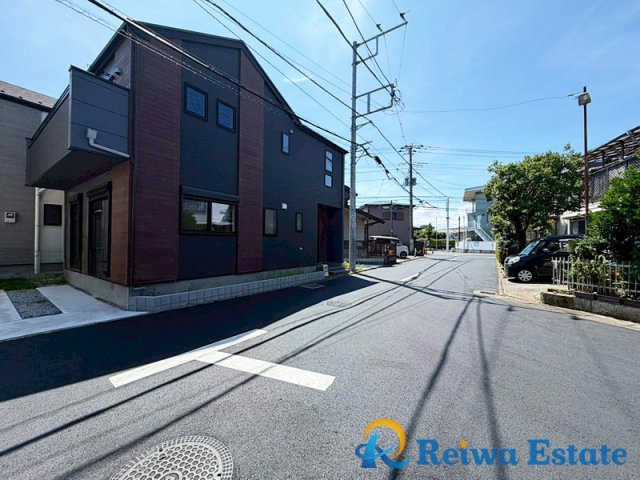 新築戸建　茅ヶ崎市今宿の前面道路含む現地写真|前面道路は約6.2ｍ以上のゆとりがあり、人や車の出入りに不便がありません。
