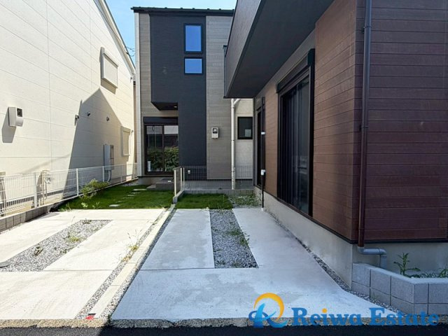 新築戸建　茅ヶ崎市今宿の駐車場|車種により駐車2台可能なカースペース。共働きの世帯や急な来客時に安心ですね。