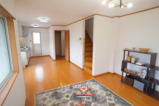 【居間・リビング】 | 平野区加美北3丁目 | 【LDK：約15帖】キッチンサイドの勝手口より北側のバルコニーに出入りできます☆