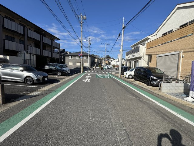 流山市鰭ケ崎新築戸建【鰭ヶ崎小学校：6分】の前面道路含む現地写真|南西側前面道路・幅員約8ｍ