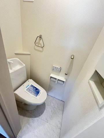 【トイレ】 | 福岡市東区青葉6丁目1期　1号棟（全2棟）【仲介手数料無料・0円】 | 現地写真。2階にもトイレです。