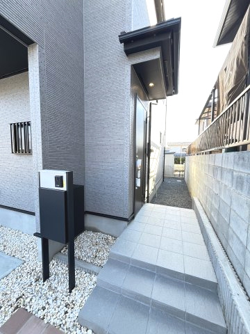 【玄関】 | 福岡市東区青葉6丁目1期　1号棟（全2棟）【仲介手数料無料・0円】 | 現地写真。