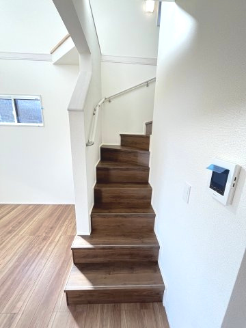 【内装】 | 福岡市東区青葉6丁目1期　1号棟（全2棟）【仲介手数料無料・0円】 | 現地写真。2階へ上がる階段です。手摺もついて安全ですね。