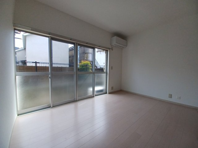 弥生荘の洋室|使い勝手のいい洋室です