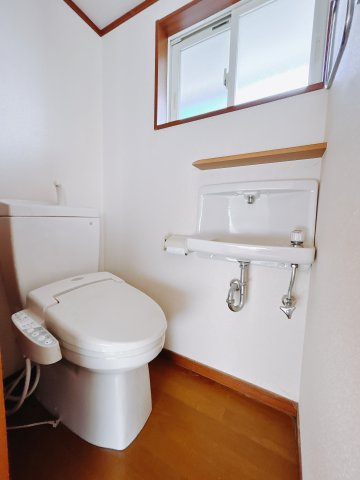 【中古戸建】高崎市棟高町のトイレ|■トイレ｜トイレには大きな窓がついていますので、明るく換気もできますので綺麗を保てます！