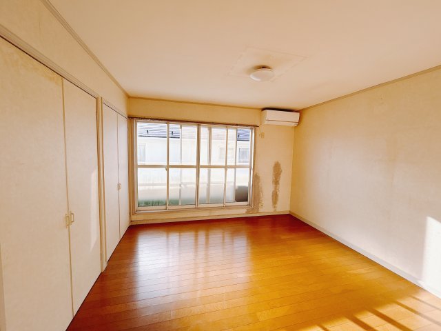 【中古戸建】高崎市棟高町1期の洋室|■2階洋室｜ナチュラルカラーの床です。模様替えなどとても楽しく工夫できます♪陽当たり、風通しもとても良いので毎日快適な生活スタートです！子供部屋にも良いですね♪