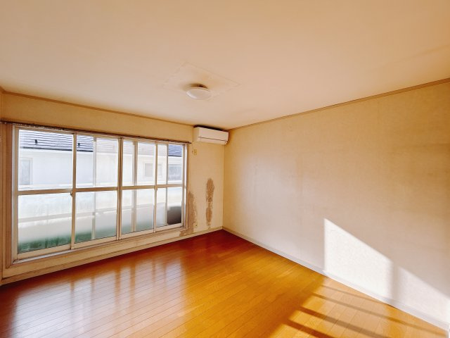 【中古戸建】高崎市棟高町1期の洋室|■2階洋室｜2階洋室には大きな窓をご用意しています。日中はあたたかな日差し差し込み自分時間も充実できますね＾＾