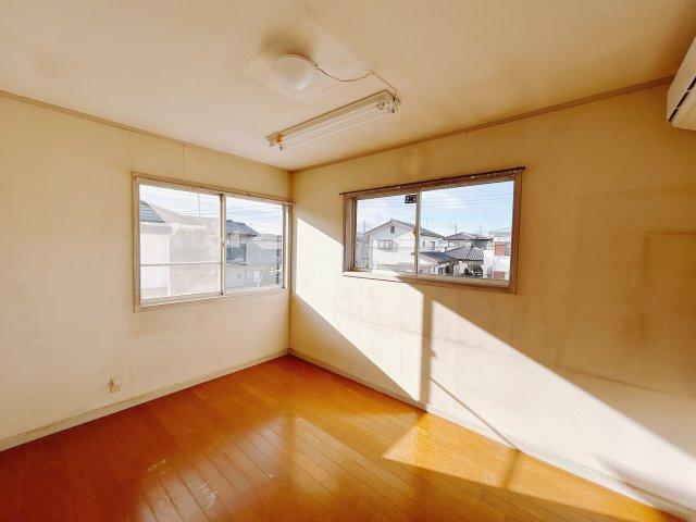 【中古戸建】高崎市棟高町の洋室|■2階洋室｜2面採光で明るい2階の洋室。全部屋フローリングなので、お掃除がしやすいです♪大きな収納もあって嬉しい！