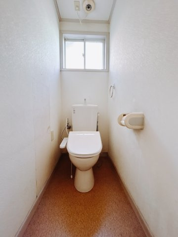 【中古戸建】高崎市棟高町のトイレ|■トイレ｜白で清潔感溢れます♪窓もついていますので、換気もできるの嬉しいですね☆