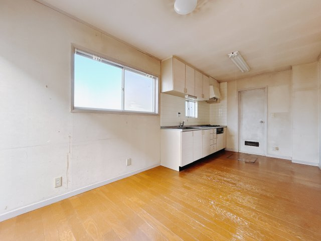 【中古戸建】高崎市棟高町の居間・リビング|■ダイニング｜木製で懐かしさのある家具やアンティーク調の小物に囲まれてレコードを流したり小説を読んだり…そんな心ときめく暮らしをしませんか？