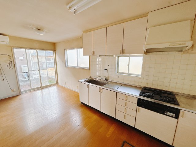 【中古戸建】高崎市棟高町1期のキッチン|■キッチン｜ワークトップ下には、圧力鍋やパスタ鍋などのかさばる調理器具もラクラク収納可能なスライド収納！ものが溢れがちなキッチン回りもスッキリきれいに管理ができます♪