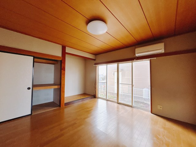 【中古戸建】高崎市棟高町1期の洋室|■1階洋室｜ダイニング横の洋室は大きな窓がついています♪日当たりも良くポカポカ空間になっています！