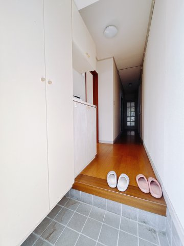 【中古戸建】高崎市棟高町1期の玄関|■玄関｜「玄関から、我が家を心地よく。自然の風や光を感じられる気持ちのいい玄関へ。」永く居心地のいい暮らしを演出する快適性能と安心を両立させたドアを採用しました！