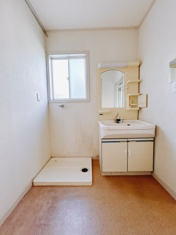 【中古戸建】高崎市棟高町の独立洗面台|■洗面室｜大きな鏡で朝の身支度もラクラク♪毎日の忙しい準備が楽しくなる洗面所です(^^♪