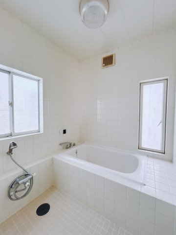 【中古戸建】高崎市棟高町の浴室|■浴室｜デザイン性に優れた浴室♪1日の疲れを癒す、ゆったりとしたバスタイムをぜひお過ごしください(*＾＾*)大きな窓付きで嬉しい♪