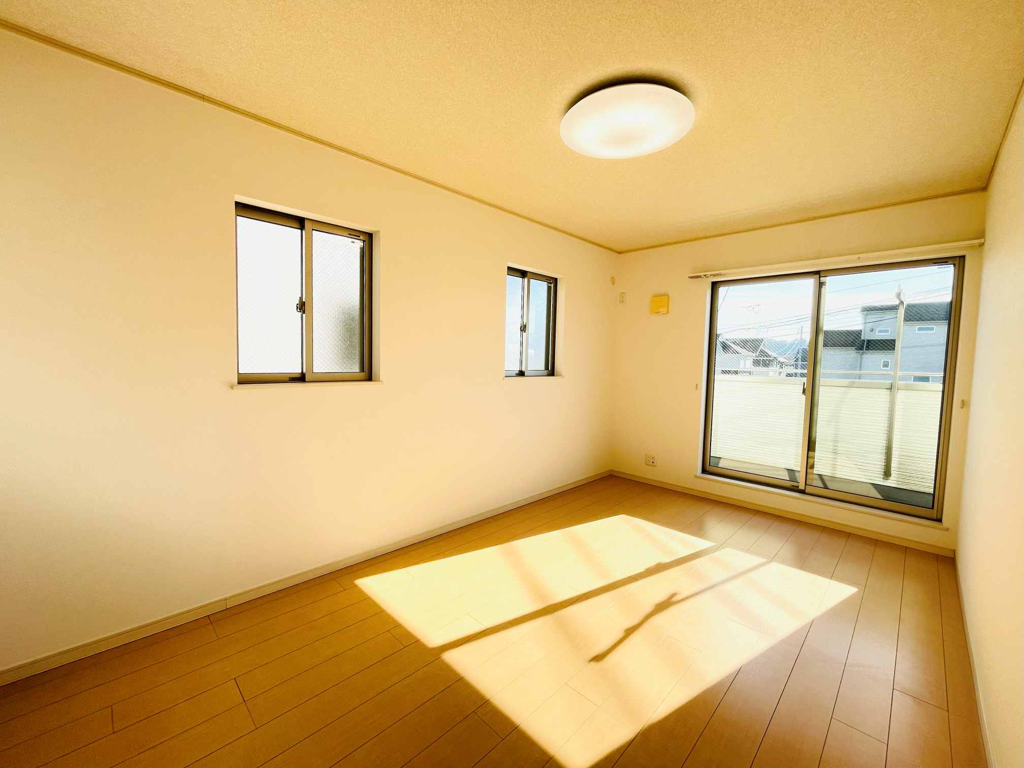 あきる野市油平　太陽光・オール電化付 中古戸建の洋室|2階洋室　全居室２面採光で明るいです♪