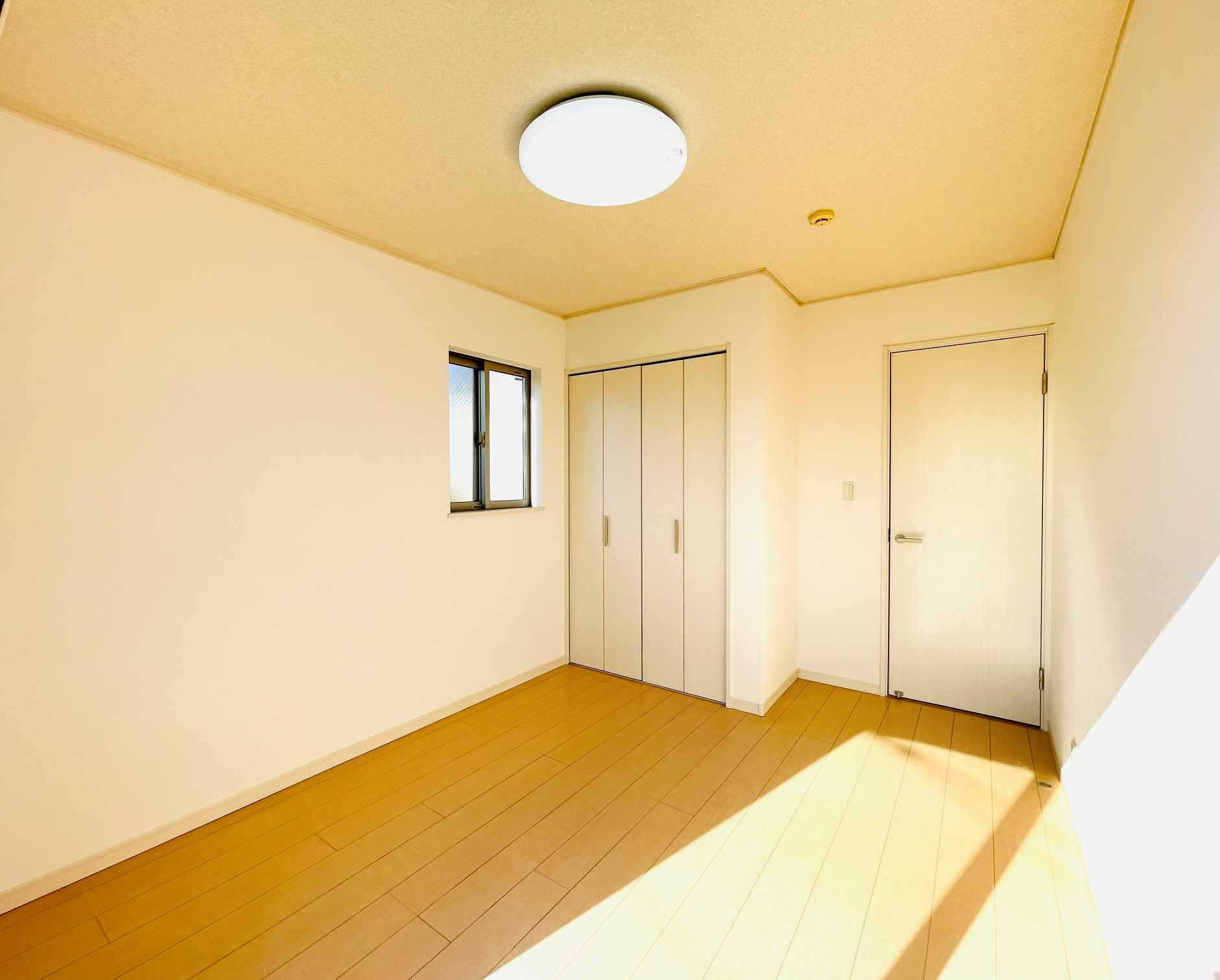 あきる野市油平　太陽光・オール電化付 中古戸建の洋室|2階洋室