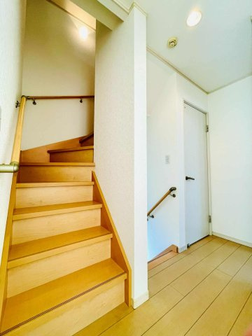 あきる野市油平　太陽光・オール電化付 中古戸建の内装|固定階段付8.6帖の小屋裏収納有！