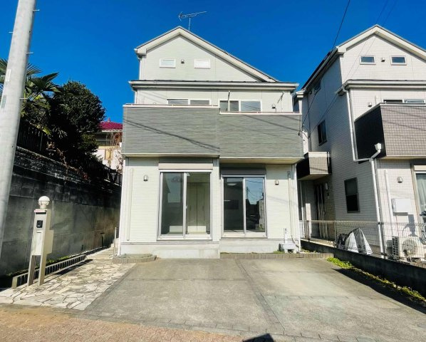 あきる野市油平　太陽光・オール電化付 中古戸建の外観|車は並列で２台可能！（車種による）