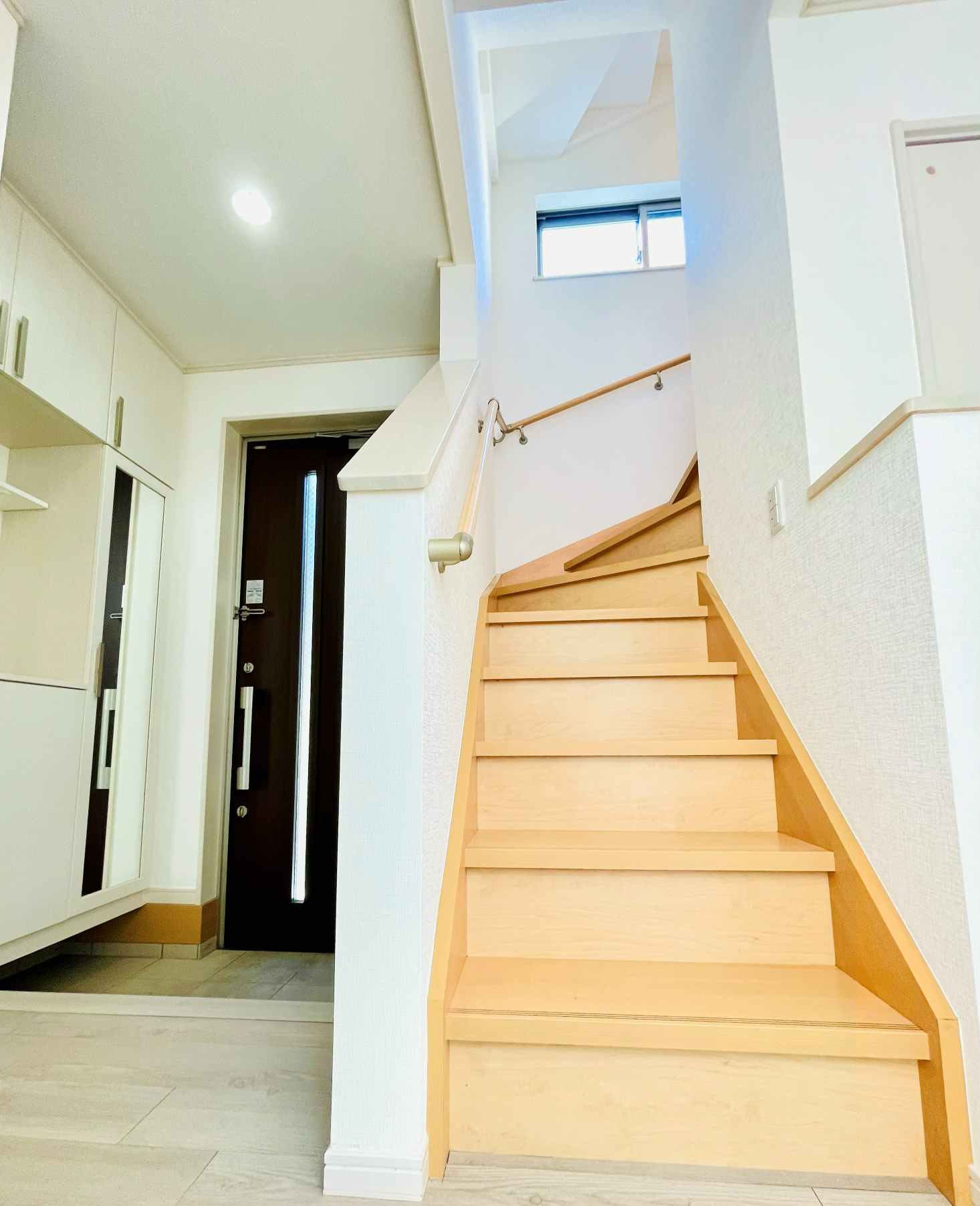 あきる野市油平　太陽光・オール電化付 中古戸建の内装|階段